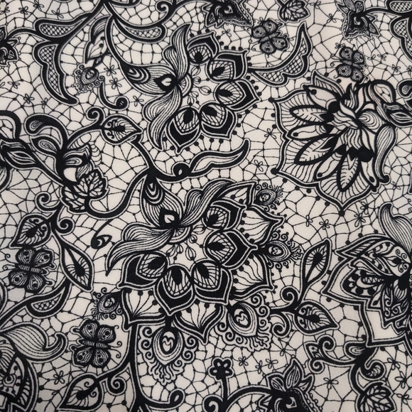 Express Black and White Sleeveless V Neck Top - Picture 2 of 7